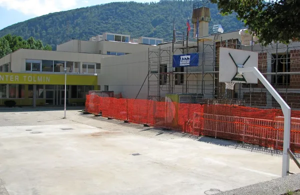 Gradbeni material, ki je bil naložen pred šolo, so odstranili, pouk pa se bo  po obljubah 
odgovornih nemoteno začel.
