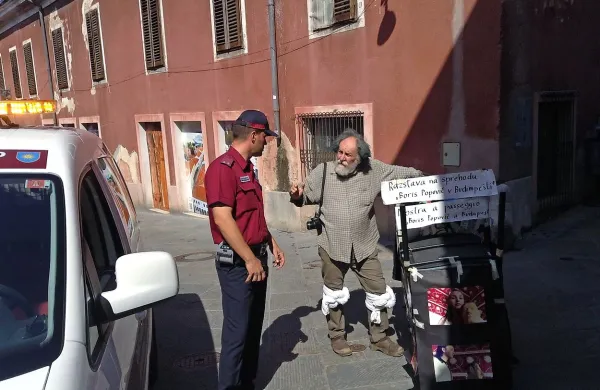  Tako je redar pred dnevi opozoril Marka Breclja, da za nastop 
oziroma izražanje  mnenje ali protest na javni površini potrebuje dovoljenje.    