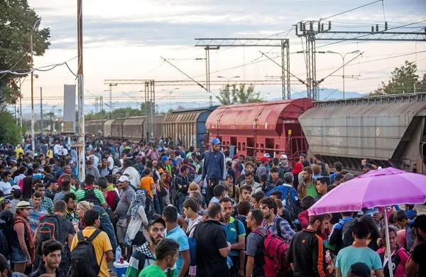 

Nemčija je sicer pred dnevi za sirske državljane prekinila 
izvajanje dublinske uredbe, v skladu s katero mora prosilce 
za azil obravnavati tista država članica EU, v kateri so vstopili 
v unijo.