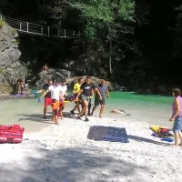 Ženska je skočila v Sočo in se poškodovala. 