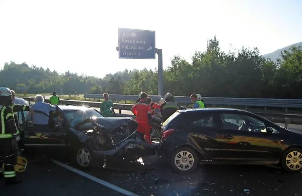 Sopotnica v nemškem vozilu se je laže poškodovala, voznica 
v drugem vozilu pa huje. 