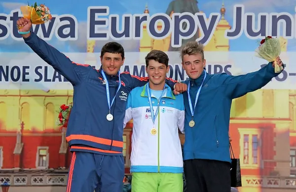 Kajakaš Niko Testen (v sredini) z zlato medaljo