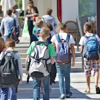 Uvajati novi režim šele od prvega dneva šolskega leta dalje, 
ne da bi bila jasna pravila, obveznosti, dolžnosti in urnik 
doma že pred tem, je slaba odločitev. Roditelji bi za vse to 
morali poskrbeti vsaj dva tedna pred začetkom pouka, 
svetujejo strokovnjaki.   