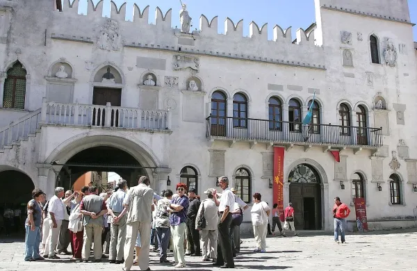 V Kopru so zaradi vodenih ogledov in prihodov ladijskih turistov nekoliko omejili uporabo Pretorske palače za poroke.
