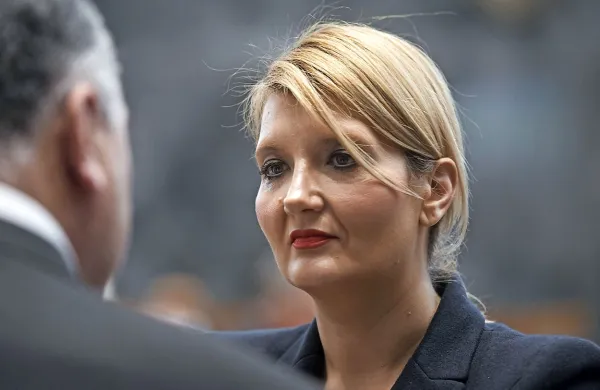 Ministrica za notranje zadeve Vesna Györkös Žnidar je med 
drugim izpostavila, da sta notranje ministrstvo in policija ves 
čas v stiki z organi držav, kjer se že soočajo z navalom 
beguncev. Pridobivajo tako podatke o njihovi številčnosti kot 
tudi o morebitnih varnostnih tveganjih. Pojasnila je, da se 
policija logistično pripravlja na mnoge možne scenarije.