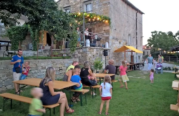 Odprta vrata  kantine pr'Hlaja je privabila vse generacije 
obiskovalcev.