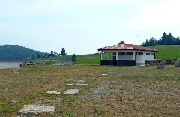 Več let po dokončanju ČHE Avče se  niso uresničila upanja, da bi   naložba  spodbudila turizem 
na Kanalskem vrhu.