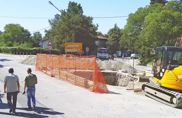 Popolna zapora križi&scaron;ča ob kotalkali&scaron;ču, ker gradijo razbremenilnik
