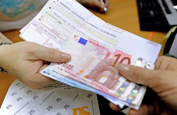  Velike težave nastanejo, ko se neplačane položnice  nakopičijo.