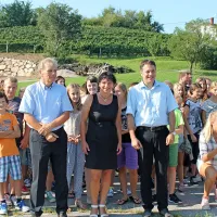 Župan Matej Arčon, ravnateljica Dragica Vidmar in direktor 
podjetja Zidgrad Igor Božič (z desne) so učencem obljubili, da 
se bo naslednje šolsko leto začelo z otvoritvijo nove telovadnice. 