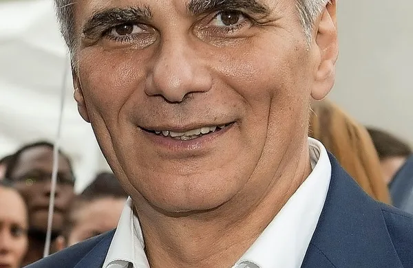 Avstrijski kancler Werner Faymann je v ponedeljek zvečer 
ostro kritiziral žičnato ograjo, ki jo je Madžarska postavila na 
meji s Srbijo, da bi zajezila val migrantov.