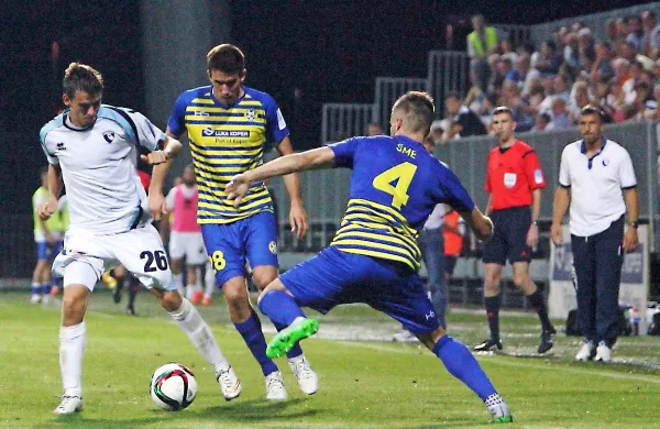 Amel Džuzdanović (v belem dresu) je bil tudi na primorskem 
derbiju s Koprčani eden ključnih posameznikov ob goriški 
zmagi. 

