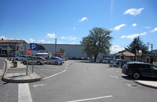 Zdajšnja podoba Mestnega trga na Kozini, ki ga želi občina  preurediti v osrednje urbano 
središče kraja, namenjeno tudi prireditvam. 

