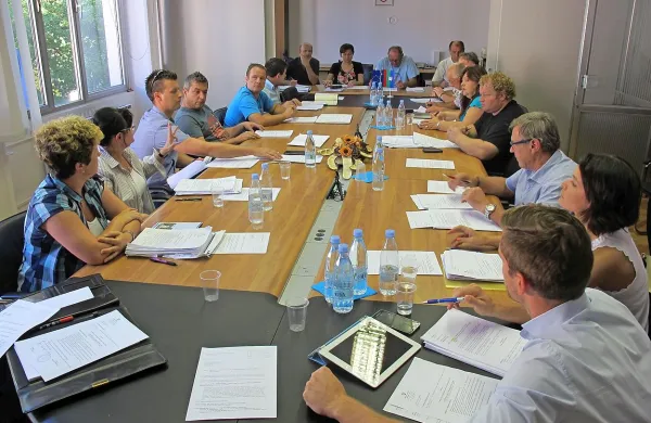 Vipavski svetniki naj bi se jutri odločali, ali in pod kakšnimi pogoji naj občina odda   dvorec  
Lanthieri z dvoriščem. Kompromisen predlog župana pa je univerza že zavrnila. 