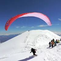 Polet z najvišjega vrha Evrope, Elbrusa, je do zdaj uspel le 
peščici avanturistov, ki so se jim v četrtek pridružili tudi trije 
Primorci.