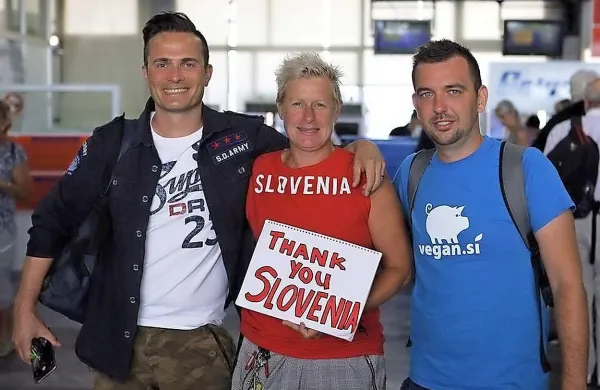 Prostovoljca Jure Poglajen in David Zorko ter prostovoljka 
Jenna sta s pomočjo organizacije Adra Slovenija na grški 
otok Lezbos pripeljala pomoč za begunce. Poglajen in Zorko 
sta bila izbrana tudi za imeni tedna radia Val 202.