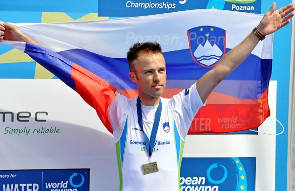 Slovenski veslač v lahkem skifu Rajko Hrvat se je z zmago v 
današnjem četrtfinalu uvrstil v polfinale svetovnega prvenstva v francoskem Aiguebelettu, ki bo na sporedu v 
četrtek.