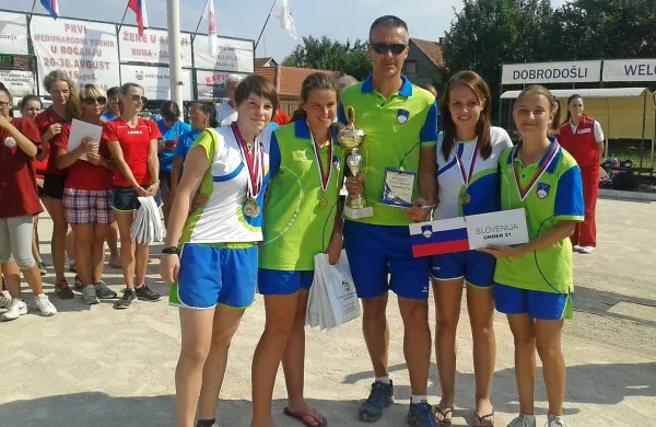 Slovenske mladinke s selektorjem Juretom Rijavcem.