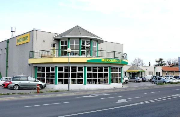 Blago, ki naj bi ga kupili v koprski trgovini Merkur, je le 
navidezno potovalo čez hrvaško mejo. 