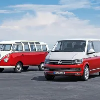 Legende se ne sme kar tako zavreči, zato iz Volkswagnovih 
tovarn prihajajo vedno novi transporterji.