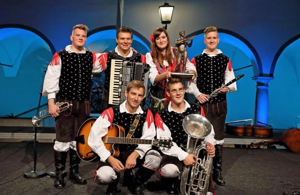 Med kvinteti je na 46. festuivalu slavil ansambel Jug, ki so prvi 
cilj dosegli že s samo uvrstitvijo na najstarejši festival 
narodno-zabavne glasbe v Sloveniji, 46.
