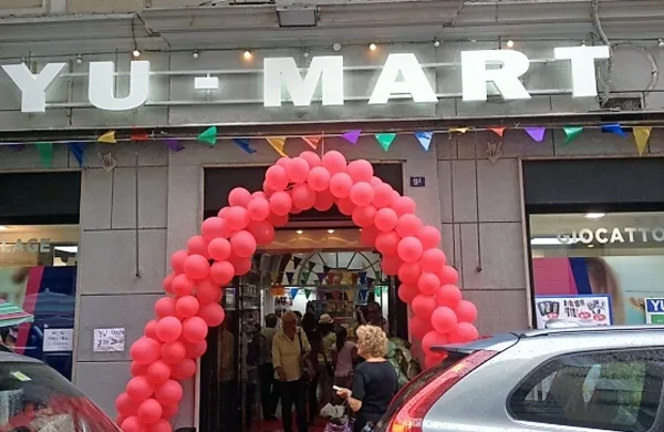 Yu Mart ob odprtju. 