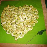 Kraški šetraj daje poseben pečat medu, žganjem, čajem, 
številnim jedem, slanemu in sladkemu pecivu, ...