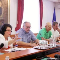  Letošnje Kogojeve dneve so predstavili (z leve) predsednica Prosvetnega društva Soča 
Milica Zimic, župan Kanala ob Soči Andrej Maffi, podpredsednik sveta Kogojevih dnevov 
Peter Blažej in ravnatelj Glasbene matice Trst Bogdan Kralj.
