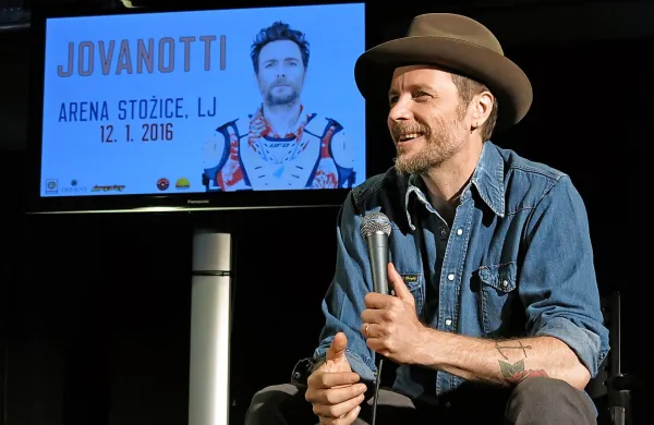 Jovanotti: “Sem služabnik poslušalcev. A tudi sam sem ta poslušalec, ki mu služim. Želim biti zaljubljen v svojo 
glasbo. Nikoli nisem izdal niti note, na katero ne bi bil ponosen.” 