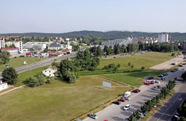 Med odmevnejšimi dogodki v množici  prireditev na občini 
izpostavljajo že tradicionalno Robinovo zabavo  na travniku 
pred mestno hišo, ki so jo s te sobote prestavili na prihodnji 
petek.  Na njej bodo nastopili Adi Smolar, Kingston, Tanja 
Žagar, Omar Naber, Peter Lovšin & Španski borci, Niet in 
drugi.