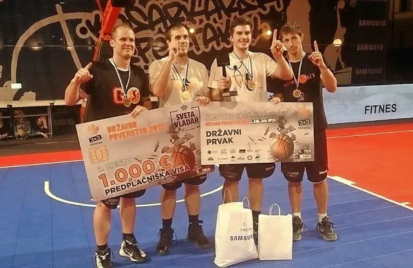 Morski konjički, najboljša slovenska ekipa v ulični košarki. 
Anže Srebovt je drugi z desne.