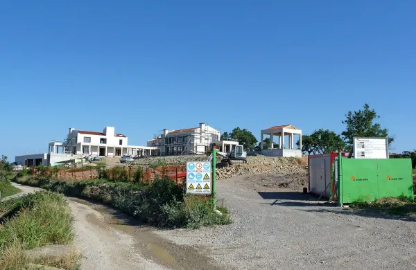 Pogled na turistično kmetijo Bužekijan julija 2009. Ker so  med  gradnjo prekoračili  gradbeno 
dovoljenje, so  paviljon na desni strani decembra lani   odstranili. S kompleksom naj  bi se  
zadnje čase   ukvarjal  Raiffeisen Leasing, ki je v zemljiško knjigo na tamkajšnjih parcelah    vpisal 
za pet milijonov evrov hipotek.  