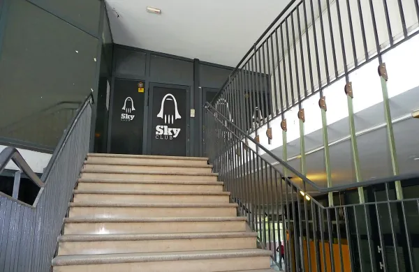 Na dražbi so prodajali celotno zgornje  nadstropje v Zelenem parku 1. Tam je je še pred 
kakšnim letom delovala   diskoteka Sky.