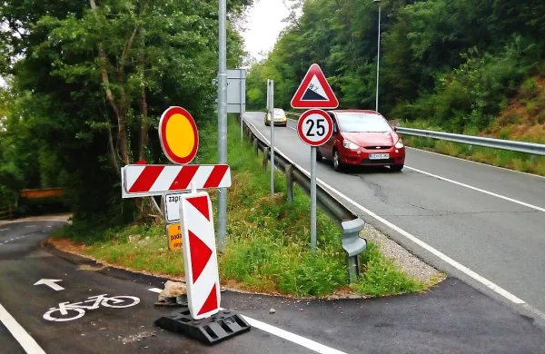 Dokončana kolesarska pot je že dva meseca zaprta. Dodatno 
zaščito proti padanju kamenja naj bi postavili do sredine 
novembra, decembra bi lahko pot končno odprli.  