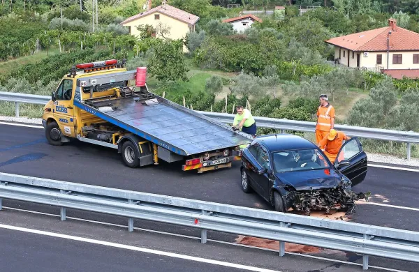 Danes ob 8.38 se je pri predoru Markovec zgodila prometna 
nesreča.