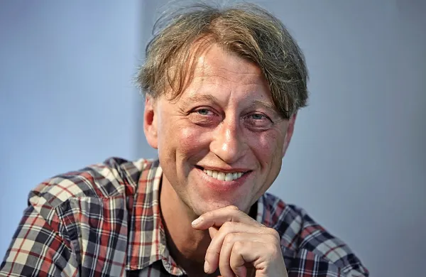 J&aacute;chym Topol gre bralcu do živega. 