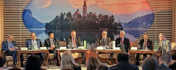 Omizje  najvišjih turističnih predstavnikov   svetovnih turističnih organizacij ter visokih vladnih in turističnih predstavnikov držav srednje in vzhodne Evrope ter Kitajske se je 
strinjalo, da se je za utrjevanje destinacij treba povezovati.