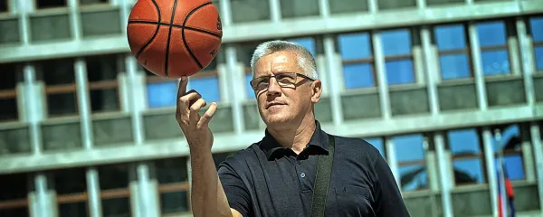 Peter Vilfan se je  pred slovenskim parlamentom, v katerem preživlja večino svojih dni,  rade volje poigral s košarkarsko žogo.