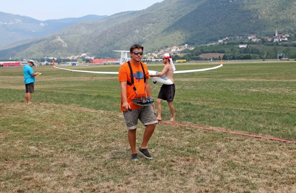 Vipavski pilot Jure Marc  je s svojim modelom (v ozadju) 
osvojil 17. mesto.