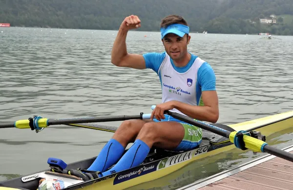  Rajko Hrvat je na svetovnem prvenstvu v francoskem Aiguebelettu osvojil srebrno medaljo med lahkimi enojci.