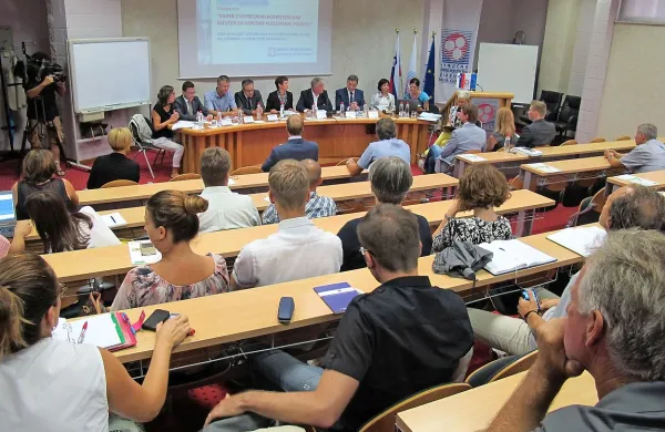 Vajeniški sistem bi pomagal mladim, da bi hitreje prišli do 
zaposlitve, in podjetjem, so se strinjali v Novi Gorici. 