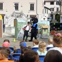Sten Vilar je otroke spodbujal k razmišljanju o Mačku Muriju 
in ozadju zgodbe, Jelki Reichman, ki mu je dala podobo, in 
Kajetanu Koviču, ki je njegove dogodivščine dal na papir. 