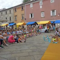 S posebno točko se je na Prešernovem trgu predstavilo 
Gimnastično društvo Capris.