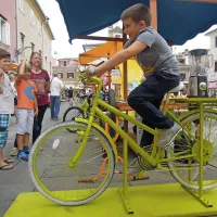 Junak na fotografiji je s pomočjo kolesa sošolcem pripravil 
domač smuti.