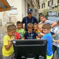 Policisti iz Policije uprave Koper so fante pritegnili k simulirani 
vožnji motorja.