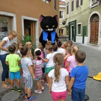 Mačka Murija so otroci prisrčno pozdravili.