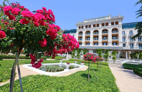 Srbski poslovnež Miodrag Kostić naj bi avstrijski finančni 
družbi Heta Asset Resolution (propadle Hypo Bank) odštel le 
23 milijonov evrov za Kempinski Palace, kar je štirikrat manj 
od vloženega denarja v prenovo portoroškega hotela.