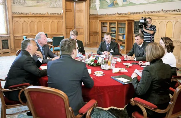  Predsednik republike Borut Pahor je na drugi dan svojega 
obiska na Madžarskem vztrajal, da je za odgovor na begunsko krizo nujna skupna evropska politika, sicer bo to, tudi 
za Slovenijo, izjemno težek izziv. 