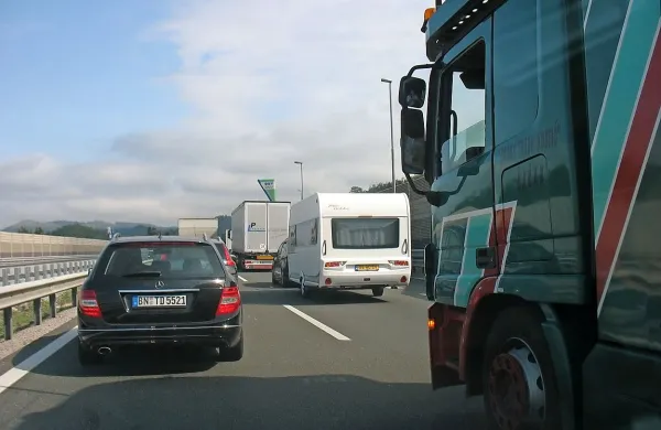 Na primorski avtocesti so se včeraj spet nabirale kolone 
vozil.