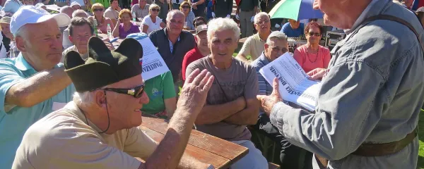 Partizan Janko je udeležence srečanja razveselil s Partizanskim dnevnikom in dobrimi novicami v njem.